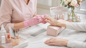 polvo en la mesa de manicura